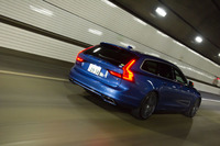 ボディーサイズは全長×全幅×全高＝4935×1880×1475mm。ライバルと目される「メルセデス・ベンツEクラス」と比べると、5mm短く、3cm幅広く、2cm低い。