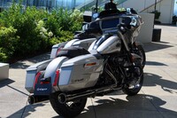 価格は両モデル共通で、標準色「ダークプラチナ／ピンストライプ」のモデル（写真）が549万7800円。ハンドペイント仕上げとなる「ウイスキーニート／レイヴンメタリック」のモデルが621万2800円となっている。