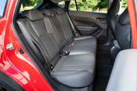 「クロストレック」では、従来モデル「XV」より後席のショルダールーム（－7ｍｍ）やヘッドルーム（－11mm）が若干縮小している。従来モデルのオーナーは、実車に触れて確認することをお勧めする。（写真：向後一宏）