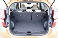 「ノートe-POWER」の荷室。テスト車はオプションの「マルチラゲッジボード」を装着しており、フロアの高さを調節できる。（写真をクリックすると荷室のアレンジが見られます）