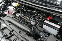 純ガソリン車に搭載される自然吸気の2リッター直4ガソリンエンジン「M20A-FKS」。従来型の「3ZR-FAE」と比較すると、最高出力は152PSから170PSに、最大トルクは193N・mから202N・mに向上。同時に燃費も、12.2～13.6km/リッターだった従来型から14.3～15.1km/リッターに改善している（WLTCモード）。