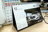webCG折戸の机に置かれたキャデラックの卓上カレンダー。いつに間にこんな季節に……（汗）。
