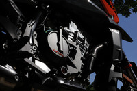 排気量947ccの並列2気筒エンジン。従来のエンジンよりピストン、クランクシャフト、コンロッドの設計を変更しており、排気量が58cc拡大。最高出力、最大トルクともに向上している。