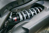 リアサスペンションに用いられるKYB製のダンパーには、4段階の減衰力調整機構が備わっている。