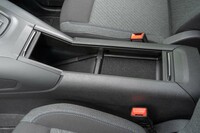 センターコンソールの収納はシャッター付き。後方（写真右側）は浅いが、前方の奥は深さが30cmくらいにも達する。