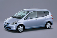 「ホンダ・フィット」
	2001年にデビューしたホンダのコンパクトカー。センタータンクレイアウトの採用で広い室内空間を実現し、人気となった。2013年に3代目となっているが、映画に登場するのは初代モデル。