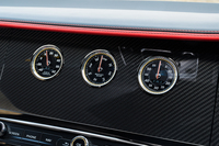 タッチスクリーンと3連メーター、ウッドやカーボンの化粧パネルの3つを切り替えられる「ベントレーローテーションディスプレイ」は新型でも健在だ。