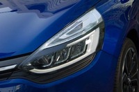 ヘッドランプはフルLEDタイプを採用。常時点灯する“C”字型のランプは、スモールランプも兼ねている。