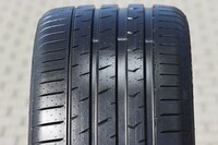 「プロクセス スポーツ2」のトレッド面。アウト側（写真左）とイン側でキャラクターの異なるコンパウンドを使用している。