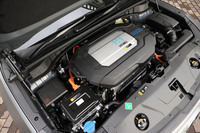 フロントに搭載されるシステム出力129PS（95kW）のFCスタック。水素と酸素を反応させて電気を生み出し、その電気で前輪用のモーターを駆動する。