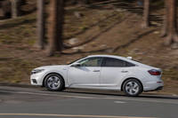 運動性能を高める装備としては、コーナリング時に内輪に制動をかけて回頭性を高める「アジャイルハンドリングアシスト」が採用されている。