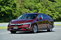 ボンネット、ドア、フロントフェンダーなどにアルミ材を、フロントバルクヘッドに樹脂材を使用するなどして軽量化が図られた「クラリティPHEV」。車重は1850kg。