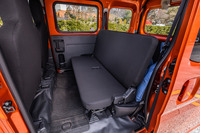 「ハイゼット カーゴ デラックス」の後部座席。デラックスグレードにはヘッドレストが装備されない。4人乗車時の荷室長は1005mmとなる。