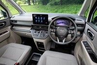 エクステリアだけでなくインテリアもリビングのような柔らかく落ち着いた雰囲気に仕立てられている。