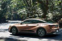 新型「クラウン クロスオーバー」のパワーユニットは、2.5リッター自然吸気エンジン＋ハイブリッドと、2.4リッターターボ＋ハイブリッドの2種類。駆動方式は4WDのみで、2WDの設定はない。