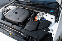 パワーユニットはスーパーチャージャーとターボチャージャーを備えた2リッターガソリンエンジンと、2つの駆動用モーターの組み合わせだ。