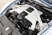 最高出力が573psまで引き上げられた6リッターV12自然吸気エンジン。