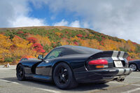 浄土平の見事な紅葉と「ダッジ・バイパー」の図。