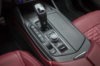 トランスミッションはZF製の8段AT。「トロフェオ」ではシフトレバーのデザインが見直され、操作についてもショートストローク化されている。