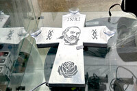 ピオ神父の肖像が描かれた十字架。吸盤でウィンドウに貼る。