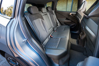 後席はセンタートンネルの左右のふくらみが小さく、真ん中の人でも比較的きちんと座れる。