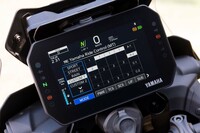 MTモードでの走行時には、ライディングモードの切り替えも可能。モードは「スポーツ」「ストリート」「レイン」に2つのカスタムモードを加えた、全5種類が用意される。