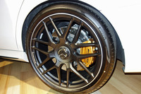 タイヤは265/35ZR20サイズの「ピレリPゼロ」を装着する。写真の「AMGカーボンセラミックブレーキ」は、110万円のオプション装備。