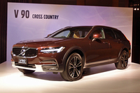 「S90」「V90」と同時に、悪路走破性に優れる「V90クロスカントリー」（写真）も発売された。