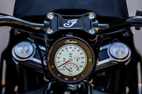 今もクラシックな造形を守るインディアンの各モデルだが、その装備は最新鋭。計器類や、ライディングモードセレクターの操作画面などの役割を担う4インチタッチスクリーンは、Bluetoothを介して携帯端末と接続でき、電話の応答や音楽の再生などが可能となっている。