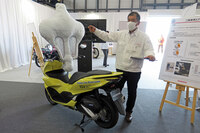 2021年のホンダの先進技術説明会より、バイク用のエアバッグ。過去に実用化の例もあるこの技術だが、自工会関係者いわく「大抵の事故の場合、バイクは衝突時にハンドルが切れて車体が向きを変えるため、正面のみにエアバッグが展開しても意味がない」とのこと。有効性を担保するには、左右方向もカバーする巨大なエアバッグを搭載する必要があるが、それだと搭載できるバイクが限られ（巨大なカウルを持つビッグスクーターとか）、基準化しづらいのだ。