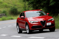 駆動システムには、FRをベースとしたオンデマンド式4WD機構「アルファ・ロメオQ4」を採用。通常は後輪駆動で走行し、後輪のスリップを検知すると、最大で60％の駆動力をフロントアクスルに配分する。