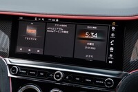 高額でもBang ＆ Olufsenのオーディオシステムはぜひ選びたいオプションだ。ウインドスクリーンの基部に搭載されたスピーカーを中心に、キャビンが包み込まれるような音響を味わえる（総出力1500W、16チャンネル）。