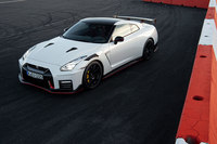 2020年型の「GT-R NISMO」。ボディーカラーには「バイブラントレッド」「メテオフレークブラックパール」「アルティメイトメタルシルバー」「ブリリアントホワイトパール」が用意される。
