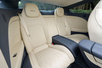 2ドアクーペとはいえ後席の快適性にも抜かりはない。前席と同じく、座席にはヒーターやベンチレーション機能、マッサージ機能が備わり、センターコンソールには12Vの電源ソケットやUBS Type-Cポートが装備される。