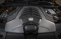 パワーユニットは最高出力650PS、最大トルク850N・mの4リッターV8ツインターボエンジン。踏めばどこからでもトルクがあふれ出してくる。