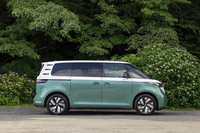 【フォルクスワーゲンID. Buzzプロのスペック】
	ボディーサイズ：全長×全幅×全高＝4715×1985×1925mm／ホイールベース：2990mm／車重：2560kg／駆動方式：RWD／モーター：永久磁石同期式電動モーター／最高出力：286PS（210kW）/3581-6500rpm／最大トルク：560N・m（57.1kgf・m）/0-3581rpm／タイヤ：（前）235/55R19 105T XL／（後）255/50R19 107T XL（ピレリ・スコーピオンELECT）／一充電走行距離：524km（WLTCモード）／交流電力量消費率：168Wh/km（WLTCモード）／価格：888万9000円
	
	【取材時の電費データ】
	テスト距離：254.0km（市街地1：高速道路7：山岳路2）／消費電力量：--kWh／参考電力消費率：4.7km/kWh（車載電費計計測値）