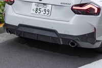 リアバンパーとサイドシルは大胆なグレーでコーディネートされる。