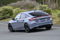 「ホンダS＋シフト」をオンにするとエンジン音にスピーカーから発生する効果音が混ざり合い、心地よいサウンドが車内に充満する。乗り心地はノーマルに比べて明確に硬いが、ハンドリングや旋回フィールの向上が確認できた。