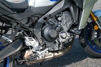 エンジンは、ヤマハの上級モデルではおなじみの888ccの水冷並列3気筒。シフトアクチェーターとクラッチアクチュエーターはいずれもエンジンの後方に搭載されており、足に干渉するようなことはない。
