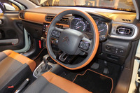 「C3シャイン デビューエディション」のインストゥルメントパネル。