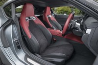 「RZ」にはアルカンターラと本革のコンビシートが標準装備。オプションでブラックの本革シートも用意されている。