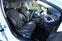 シートはテップレザーとファブリックのコンビタイプ。「GTライン」ではここに赤いステッチが施される。