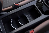 センターコンソールのシャッター内にはスマートフォンのワイヤレスチャージャーがレイアウトされている。