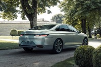 ボディーカラーは「クリスタル パール」ほか3色がラインナップされる。