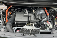 新型「フリード」のパワーユニットは、最高出力106PSの1.5リッター直4エンジンに最高出力123PSのモーターを組み合わせた2モーターハイブリッドシステム「e：HEV」（写真）と、最高出力118PSの1.5リッター直4ガソリンエンジンの2種類から選択できる。