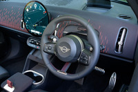 ステアリングホイールは左右の2本スポークタイプで、縦向きのはスポークではなくストラップ。左のパドルを引き続けるとブースト機能が作動する。