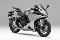 CBR400RフォアE-Clutch（写真の車体色は「ベータシルバーメタリック」）