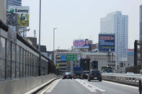 「きぬた歯科」看板コレクション特選集その8：首都高速5号線上り・東池袋付近。（写真＝きぬた歯科）