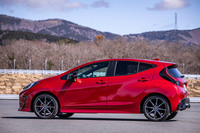 「アクアGRスポーツ」のボディーサイズは全長×全幅×全高＝4095×1695×1485mmで、ホイールベースは2600mm。ベースとなった「アクアG」（FF車）よりも全長が45mm長くなっている。