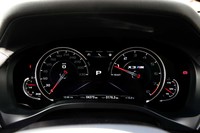 エンジン回転計のレッドゾーンは7200rpmから。速度計のフルスケールは330km/h。